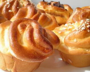 Ароматные дрожжевые булочки с джемом