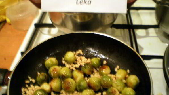 брюссельская капуста с орешками и джемом