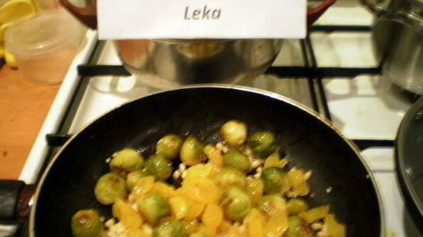 брюссельская капуста с орешками и джемом