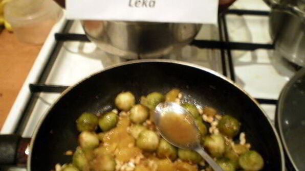 брюссельская капуста с орешками и джемом