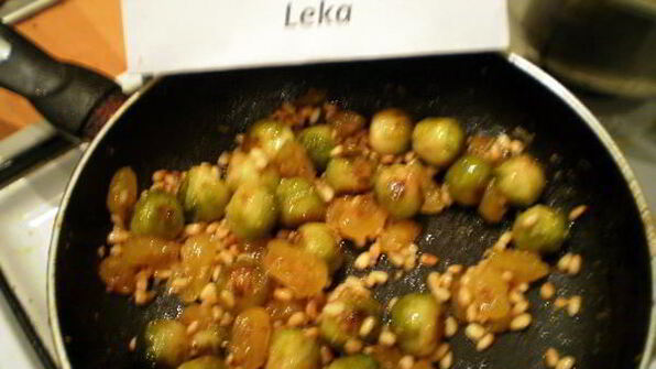 брюссельская капуста с орешками и джемом