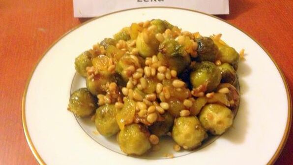 брюссельская капуста с орешками и джемом