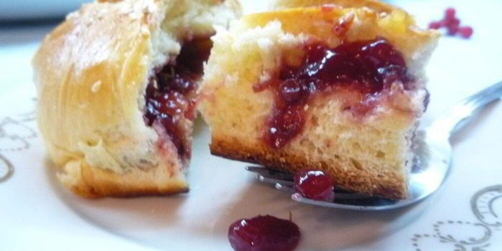 Рецепт булочек с брусничным джемом данубио