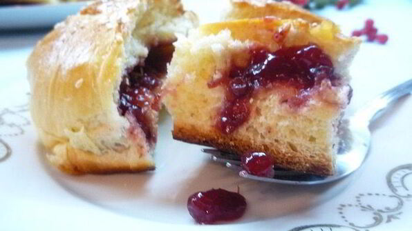 булочки с брусничным джемом данубио