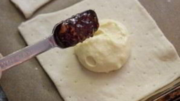 датские булочки с марципаном и джемом