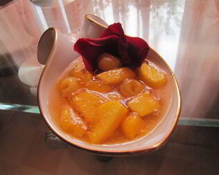 Джем из черешни и персиков с лепестками роз