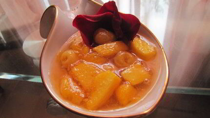 Джем из черешни и персиков с лепестками роз