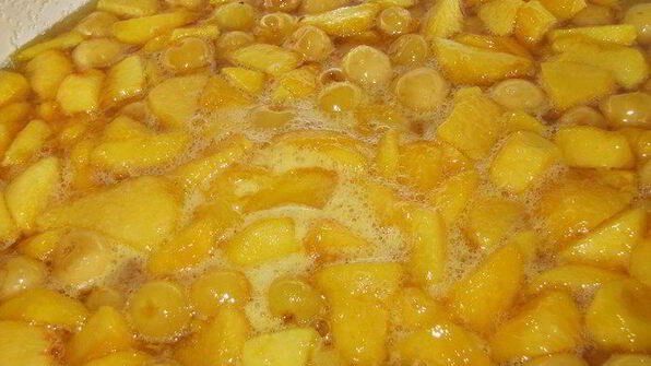 джем из черешни и персиков с лепестками роз