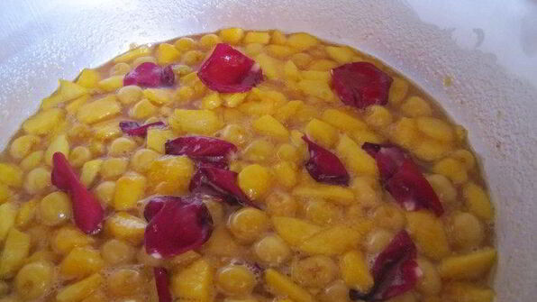 джем из черешни и персиков с лепестками роз