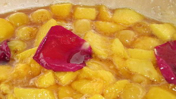 джем из черешни и персиков с лепестками роз