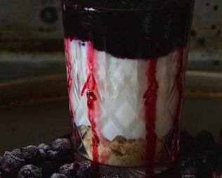 Йогуртовый десерт с быстрым домашним джемом из черной смородины