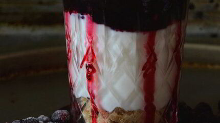 Йогуртовый десерт с быстрым домашним джемом из черной смородины