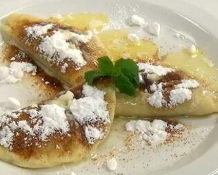 Конвертики из картофельного теста со сливовым джемом и имбирной крошкой