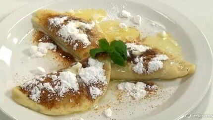 Конвертики из картофельного теста со сливовым джемом и имбирной крошкой