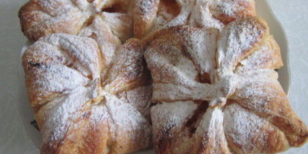 Рецепт конвертов из слоеного теста с творогом и джемом