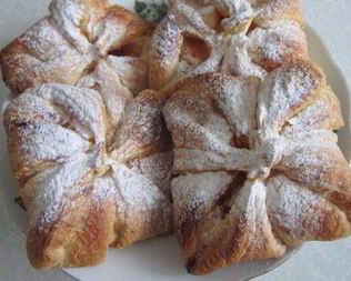 Конверты из слоеного теста с творогом и джемом