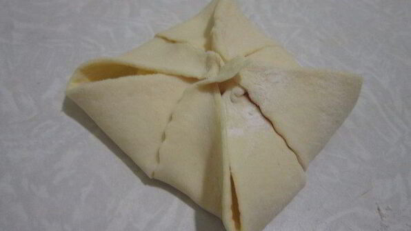 конверты из слоеного теста с творогом и джемом