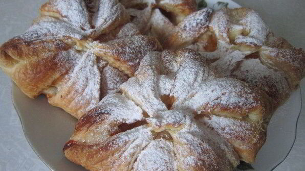 конверты из слоеного теста с творогом и джемом