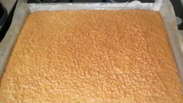 рулет с яблочным джемом