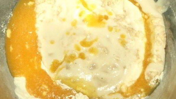 сдобный рулет с персиково-манговым джемом