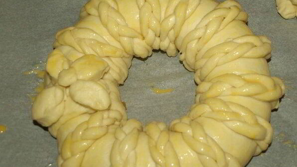 сдобный рулет с персиково-манговым джемом