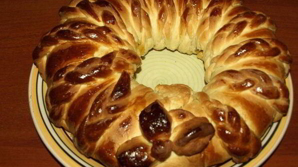 сдобный рулет с персиково-манговым джемом