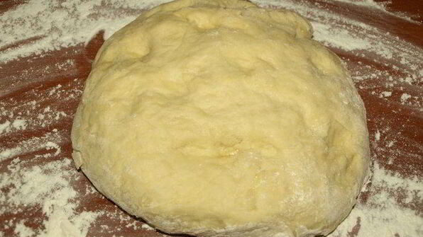 сдобный рулет с персиково-манговым джемом