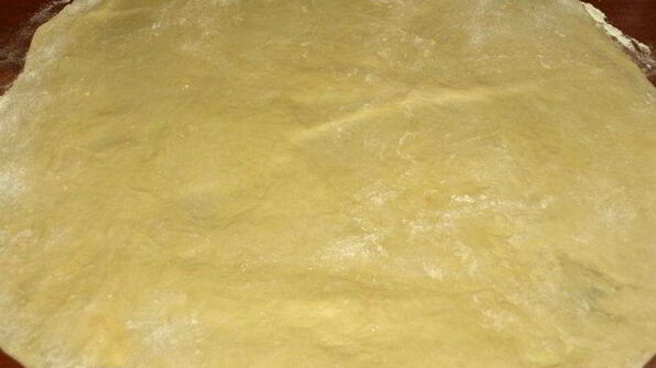 сдобный рулет с персиково-манговым джемом