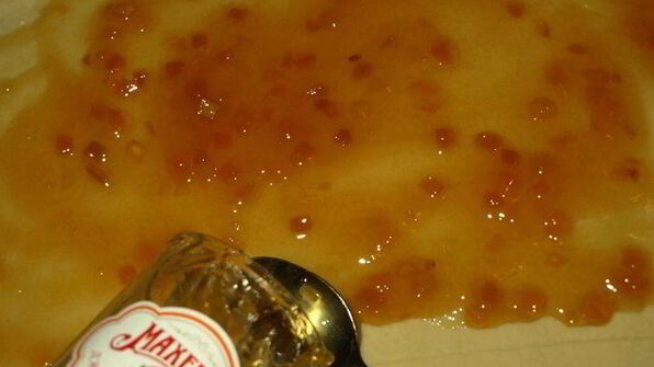 сдобный рулет с персиково-манговым джемом