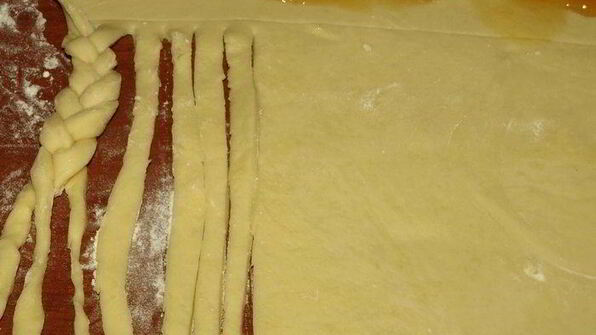 сдобный рулет с персиково-манговым джемом