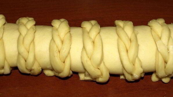 сдобный рулет с персиково-манговым джемом