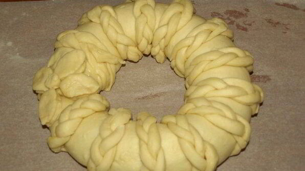 сдобный рулет с персиково-манговым джемом