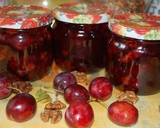 Сливовый джем с орехами