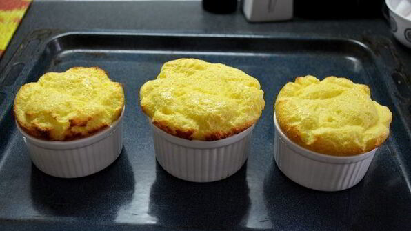 сметанный соложеник с клубничным джемом