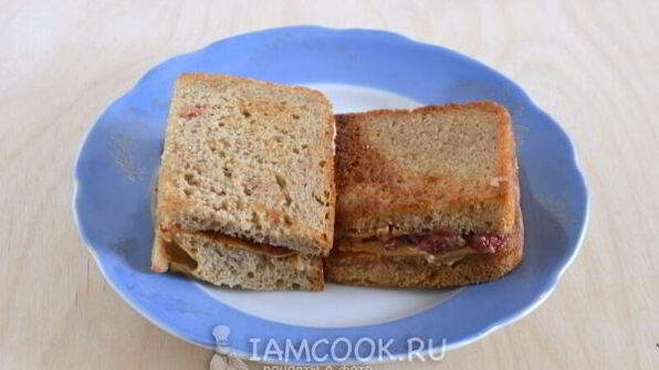 тосты с арахисовым маслом и джемом