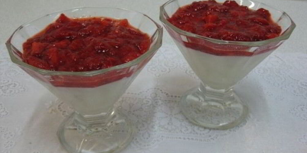 Рецепт ванильного пудинга с джемом из клубники