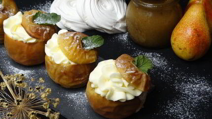 Запеченные яблоки с джемом из пряной груши