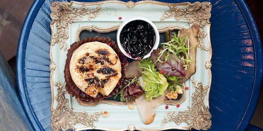 Рецепт жареного камамбера с чернично-розмариновым джемом