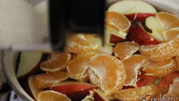 ароматный компот из яблок и мандаринов