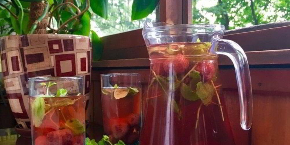 Рецепт клубничного компота с мятой