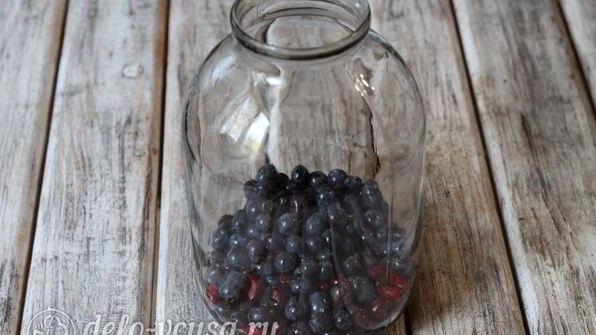 компот из кизила и винограда на зиму