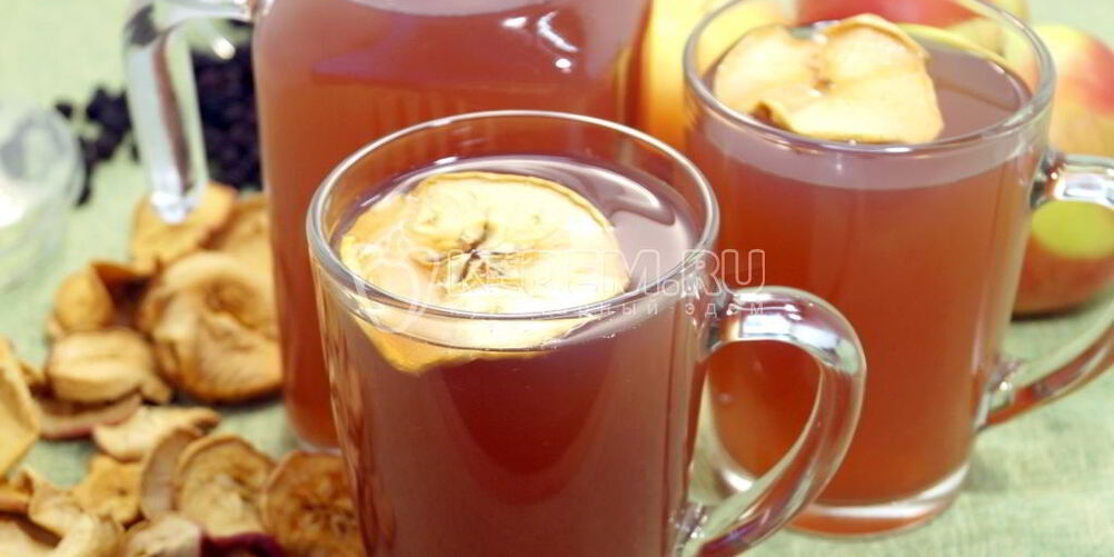 Рецепт компота из сушеных яблок с ягодами