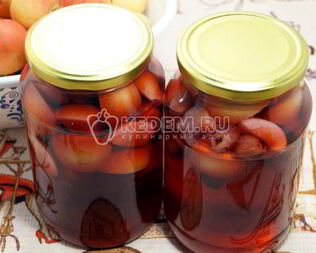 Компот из яблок и черной смородины