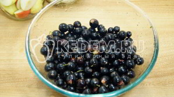 компот из яблок и черной смородины