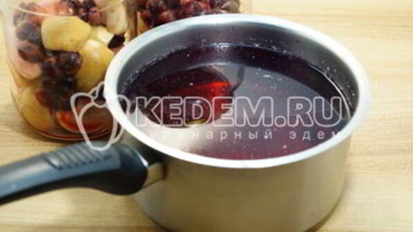 компот из яблок и черной смородины