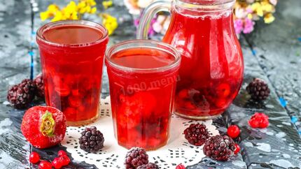 Компот из замороженных ягод клубники, ежевики, брусники