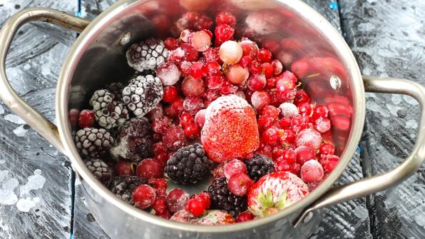 компот из замороженных ягод клубники, ежевики, брусники