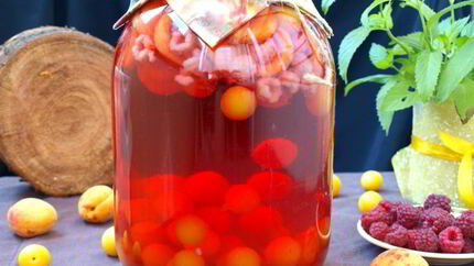 Компот с абрикосами, малиной и алычой на зиму