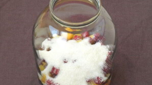 компот с абрикосами, малиной и алычой на зиму