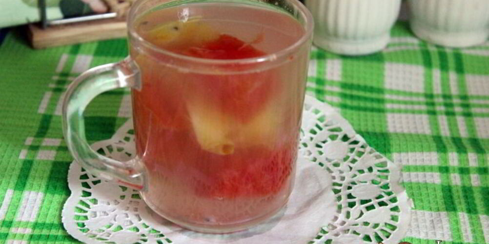 Рецепт летнего компота с арбузом, яблоком и ягодами